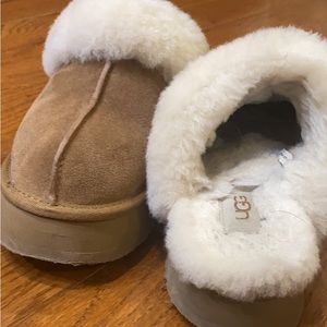 UGG PLATFORM SLIPPERS SIZE 8